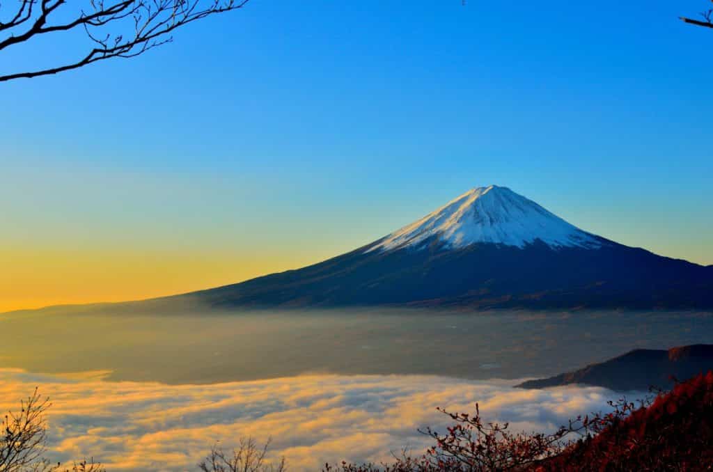 Un lugar que no puedes dejar de ver en Japón es el Monte Fuji y su belleza.