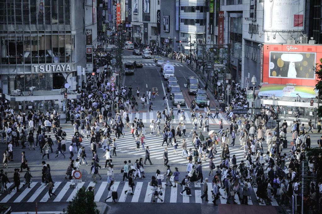 imprescindible tienes que ver el cruce de Shibuya en Tokio