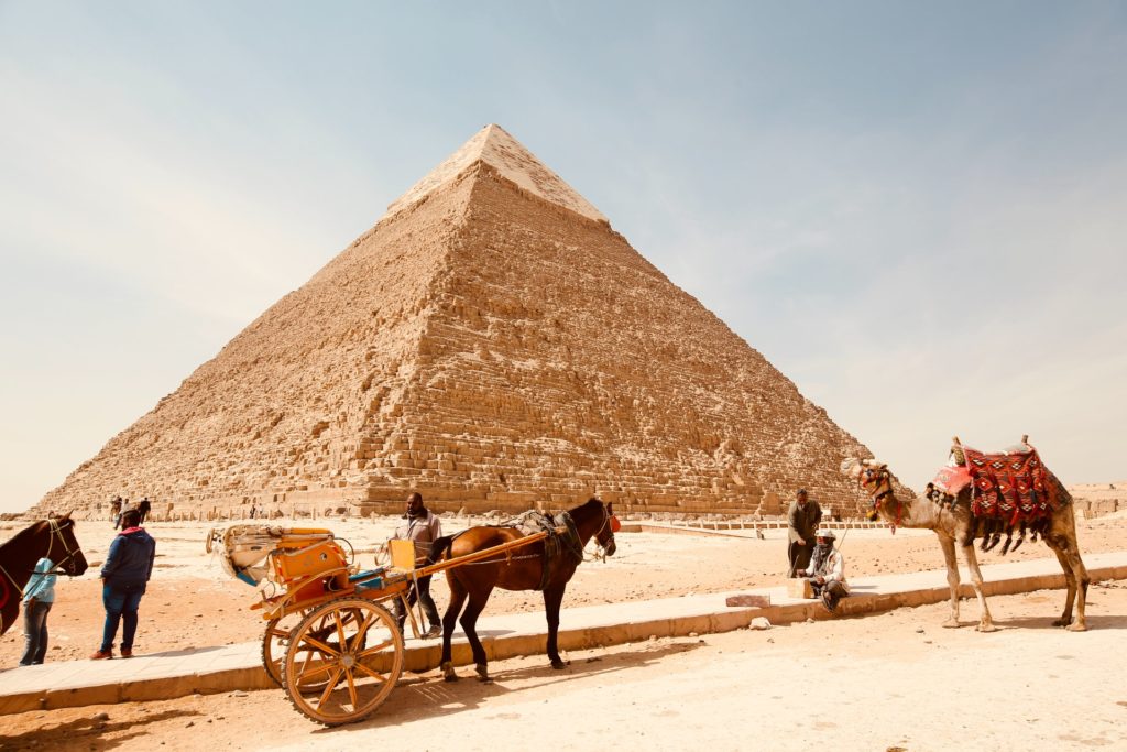 Pirámide en el desierto de Egipto.