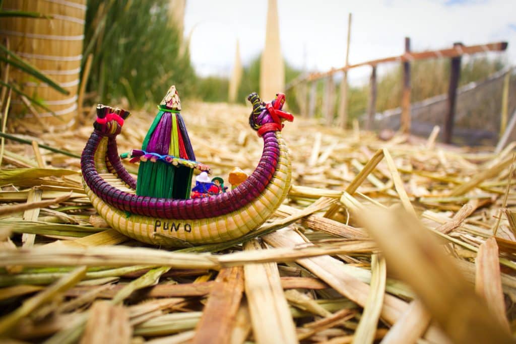 Artesanía souvenir.balsa de totora. Isla Uros.Lago Titicaca.Puno.Perú.