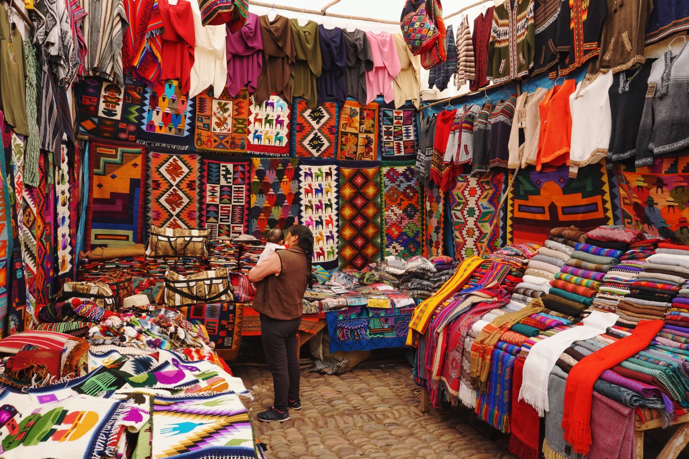Mercado de artesanías.vestuarios.Perú