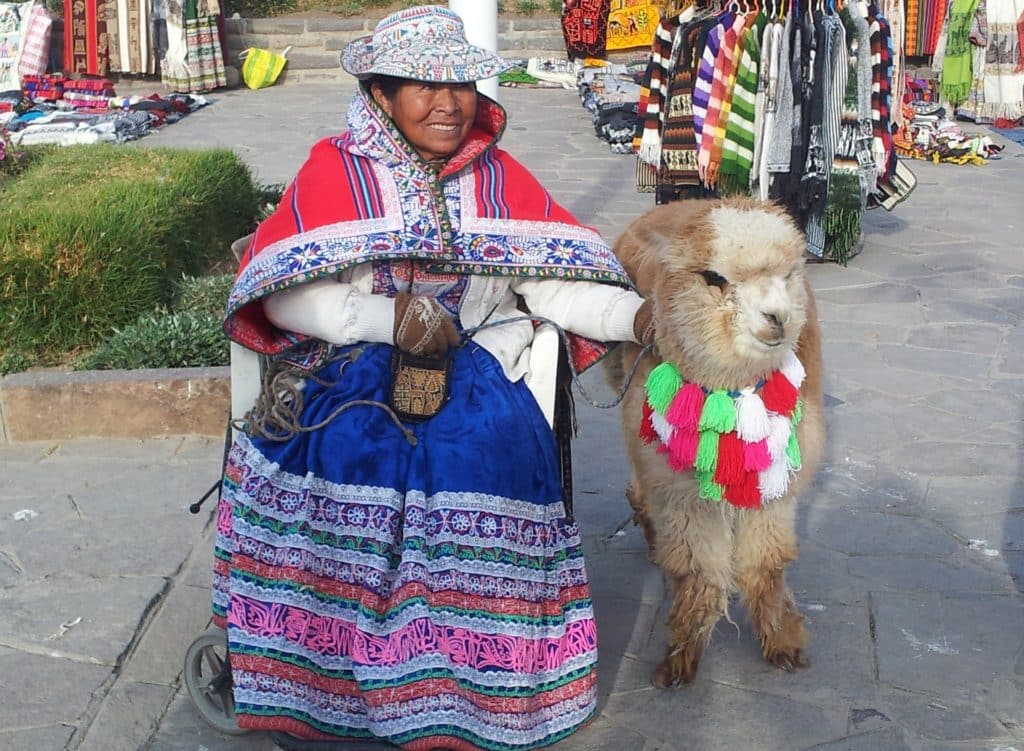 Chivay.Pobladora nativa.Llama.Cañón del Colca.Arequipa.Perú