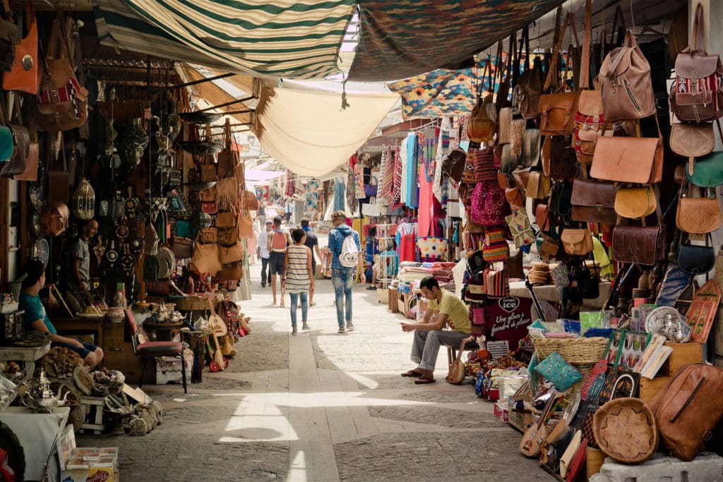 Venta de maletas y mochilas en zocos, Marruecos, maleta