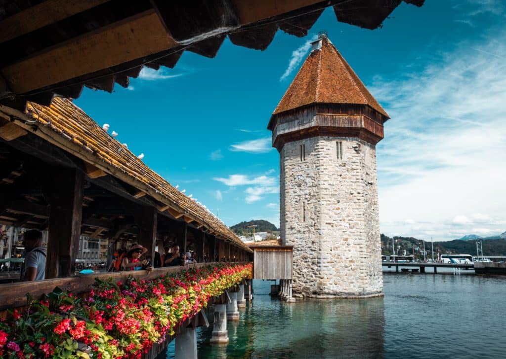 Puente Kapellbrücke (Suiza) el más antiguo de Europa hecho en madera.
