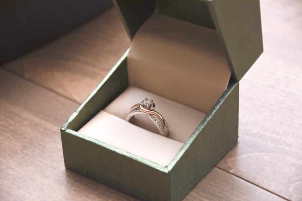 joya anillo en caja