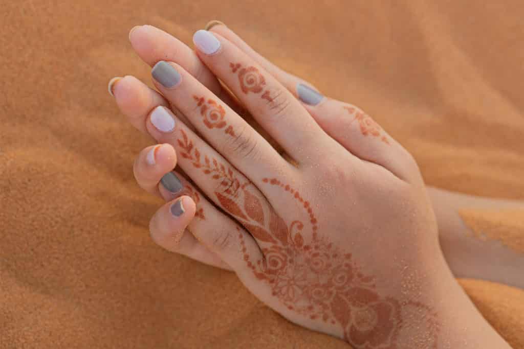 Tatuaje de Henna con técnica Mehndi, viajar a los desierto de Marruecos