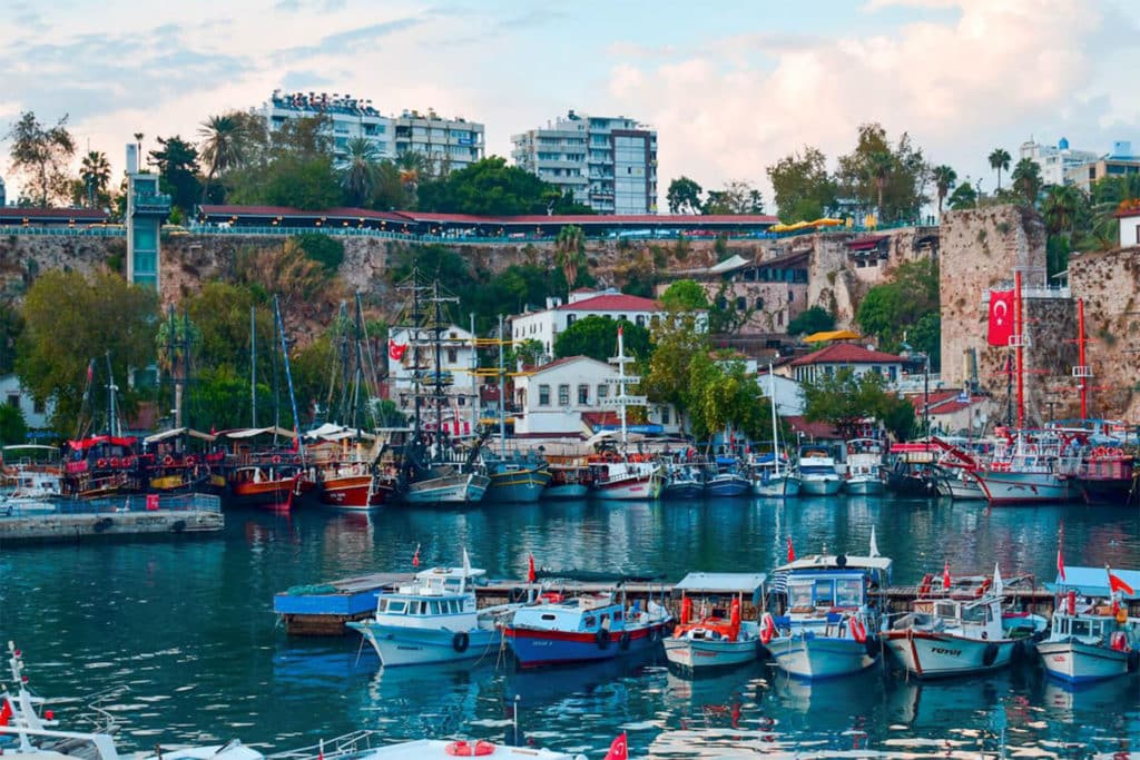 Kaleiçi, embarcadero en riviera turca de Antalya, turquía, puerto