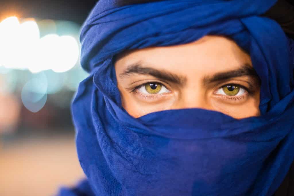 Uso del turbante en el desierto de Marruecos.