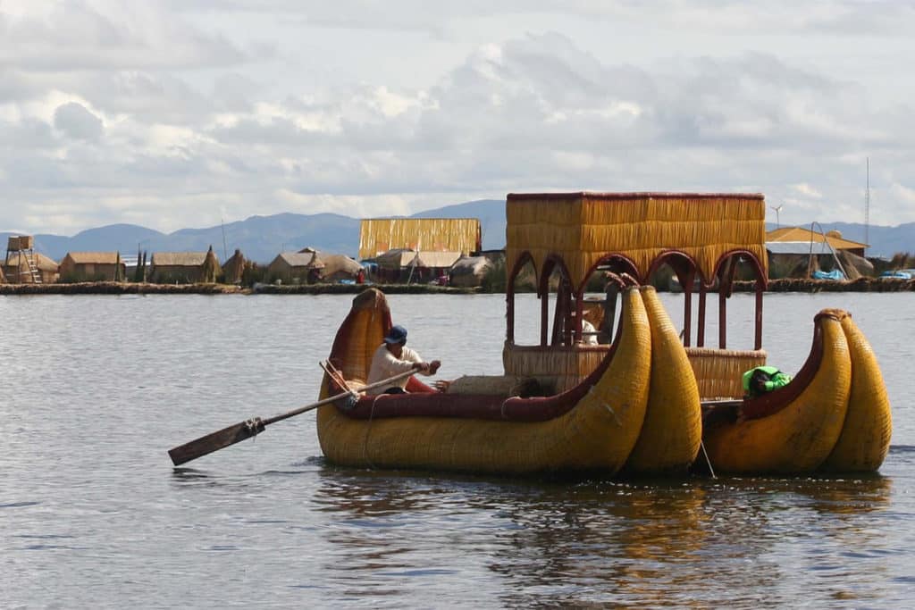 Balsa de totora en el Lago Titicaca, que ver en Perú