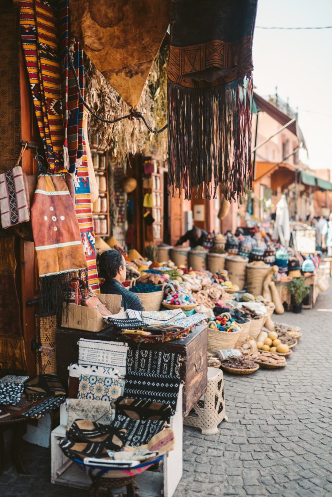 Compra de artesanías en el zoco de la medina de Fez