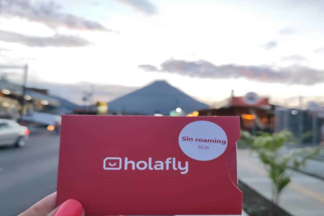 SIM-Karte von Holafly vor dem Vulkan Arenal in Costa Rica