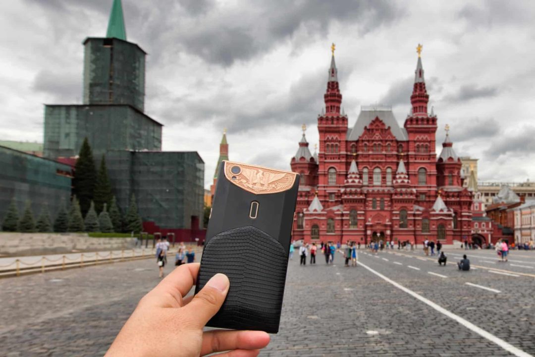 Place Rouge à Moscou avec un téléphone portable et l'Internet