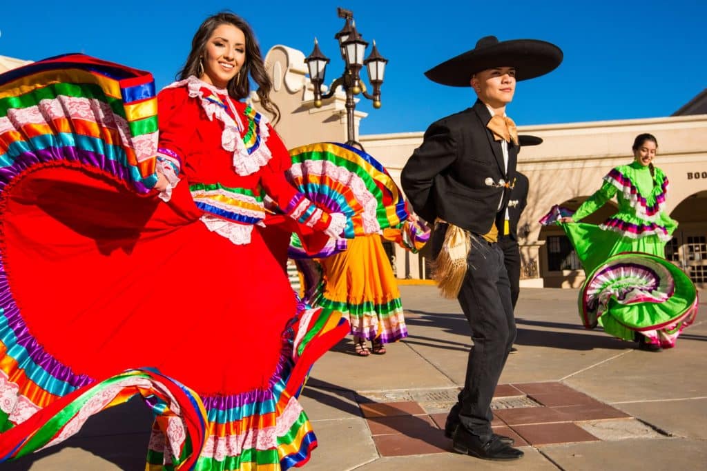 "Charro" et "China Poblana" dansant le Jarabe Tapatio à Jalisco City.