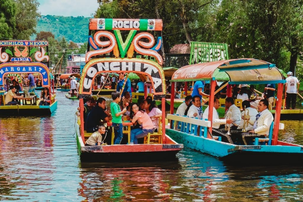 Trajineras, bateaux qui parcourent le fleuve à Xochimilco, Mexique.