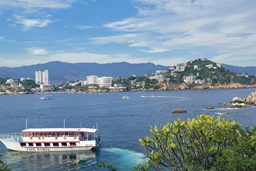 Mer d'acapulco au Mexique avec un bateau, acapulco mexico
