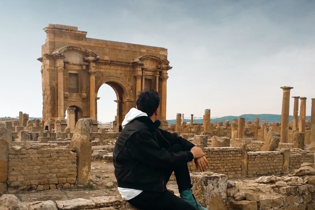 Homme assis et regardant devant lui, carte sim algerie