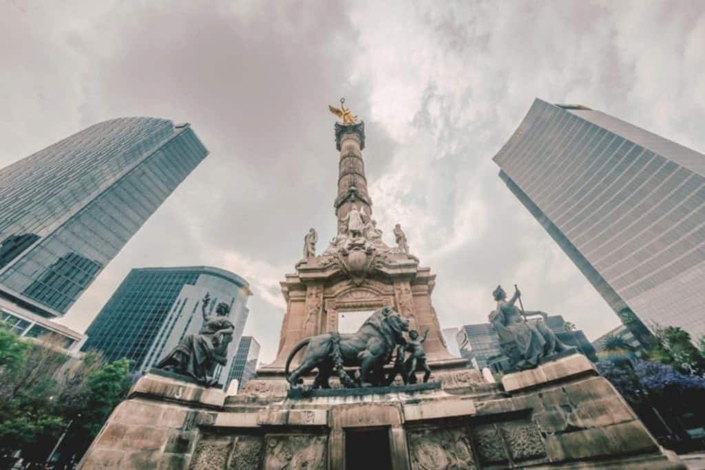 Ange de l´independance avec statues de lion à México, Mexique, que vois a mexico 
