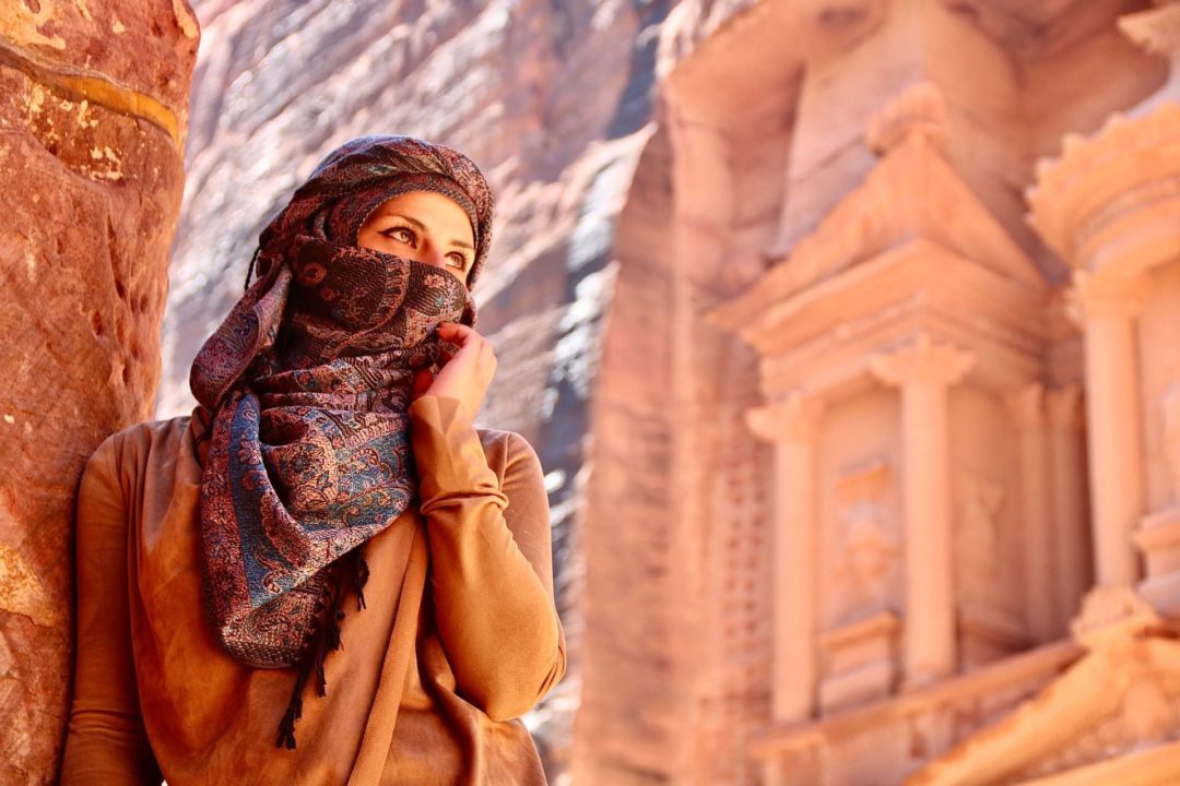 femme qui téléphone en Jordanie Petra