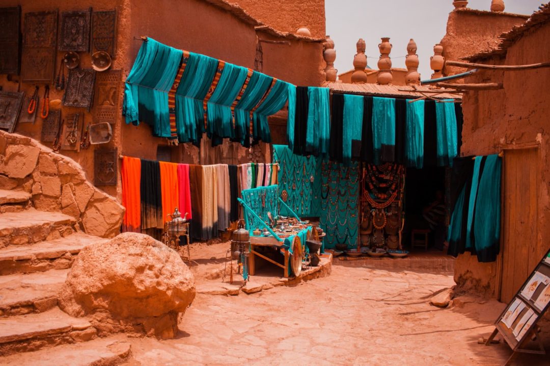 Tapis dans un souk au Maroc, villes du maroc