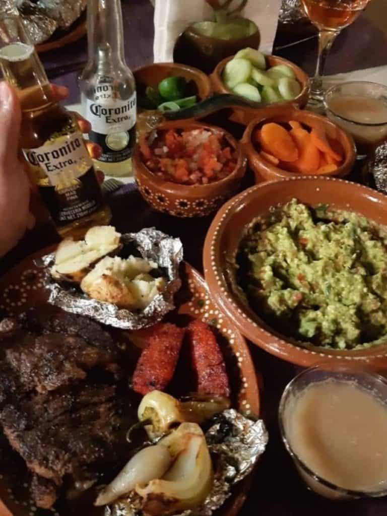 Assiettes de viande et de guacamole à México, Mexique, que voir a mexico