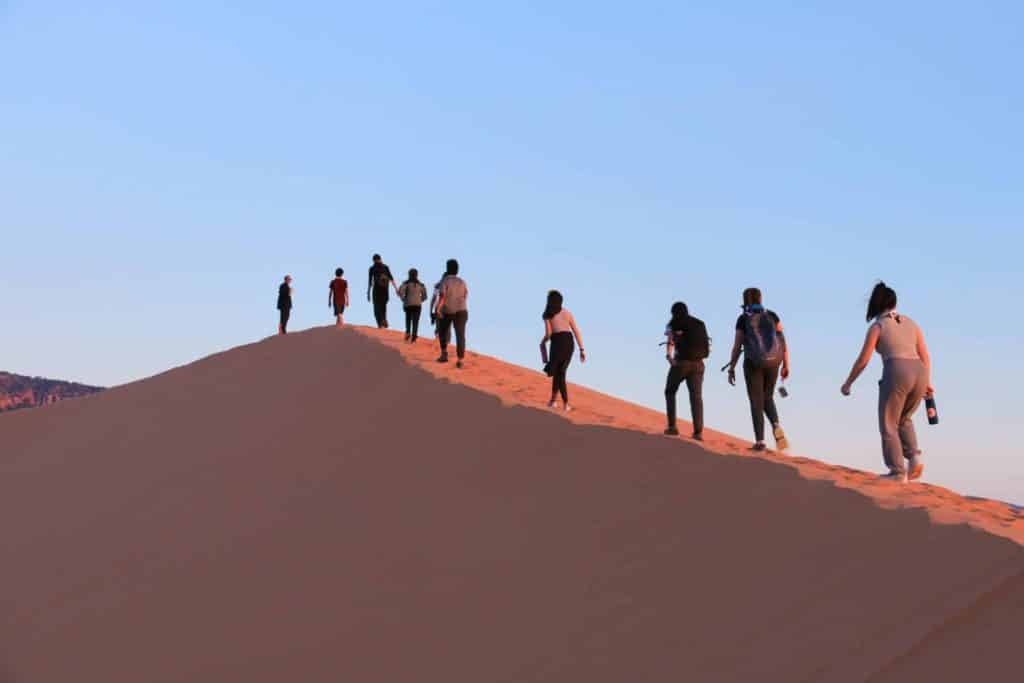 Voyageurs marchant sur les dunes du parc  de Coral Pink Sand Dunes, 