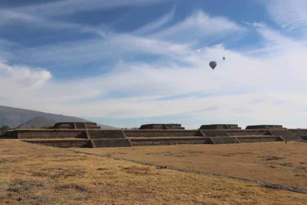 Vol de montgolfières au dessus d´un champs, que voir a mexico