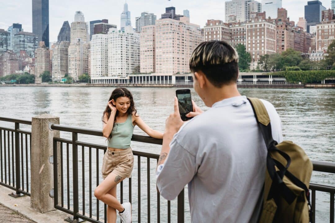 jeune femme se faisant prendre en photo par un homme