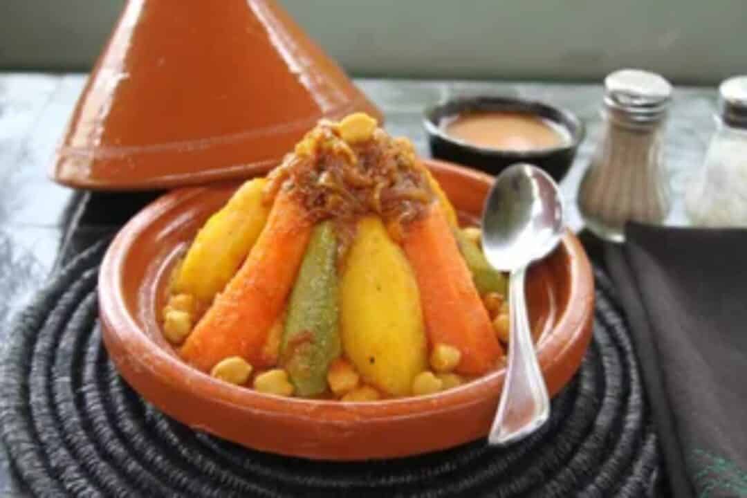Tajine de légumes avec des pois chihces au Maroc