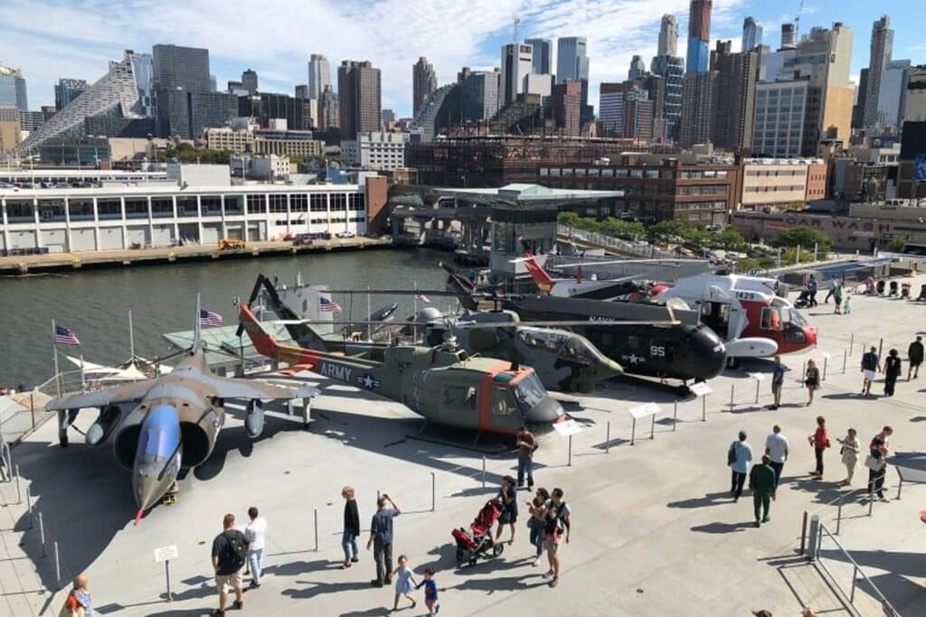 musée Intrepid avec ses hélicoptères à New York