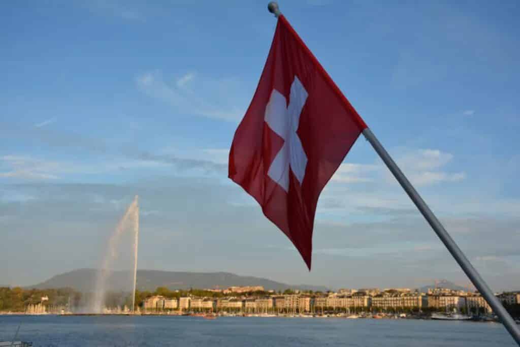 Jet d´Eau à genève en Suisse avec drapeau de la Suisse, que voir geneve