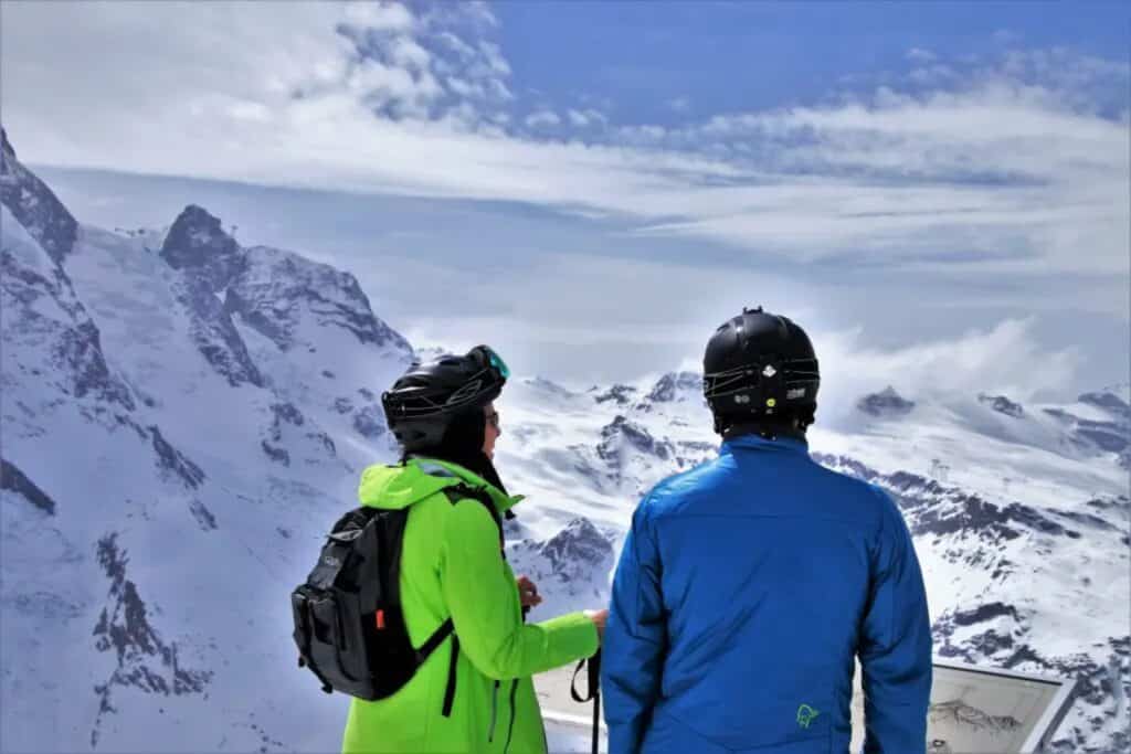 homme et une femme dans les montagne en suisse pour skier