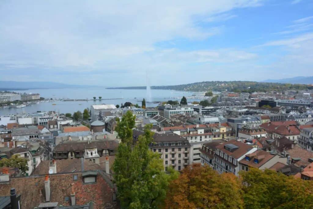 Vue de la ville de Genève depuis la cathédrale Saint Pierre en Suisse