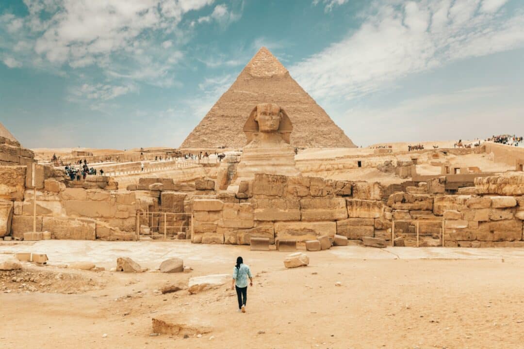 touristes visitant le sphinx en Égypte