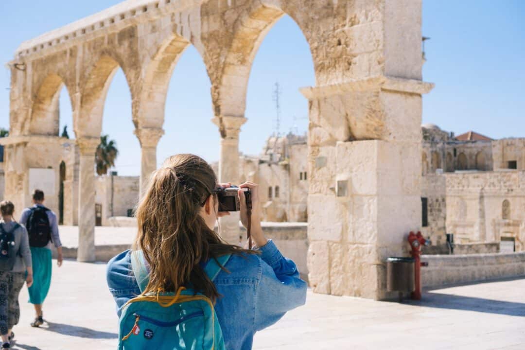 touriste connécté prenant en photo un monument en Israel